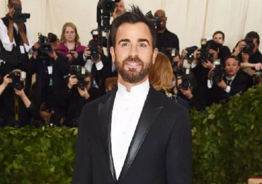 Justin Theroux attends Met Gala solo.