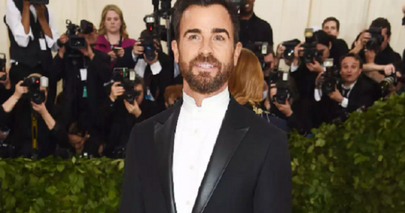 Justin Theroux attends Met Gala solo.