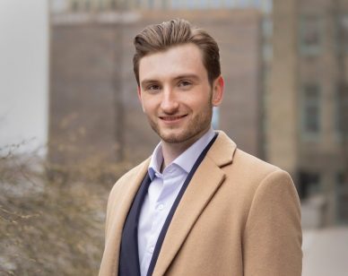 Tips for choosing the right hairstyle for your outfit.